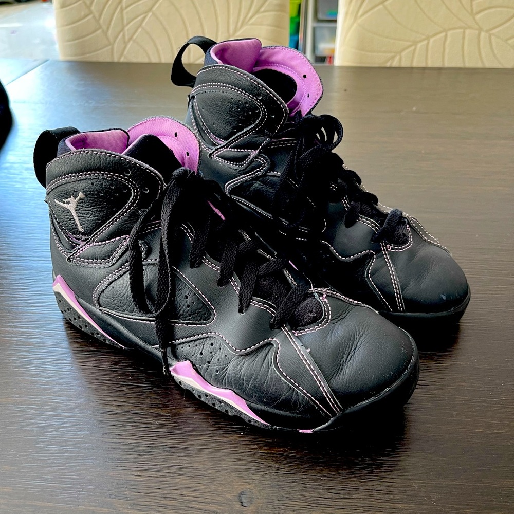 Air Jordan 7 Retro GS Big Kids
(DV2255-055) Black/Barely Grape / 6.5Y